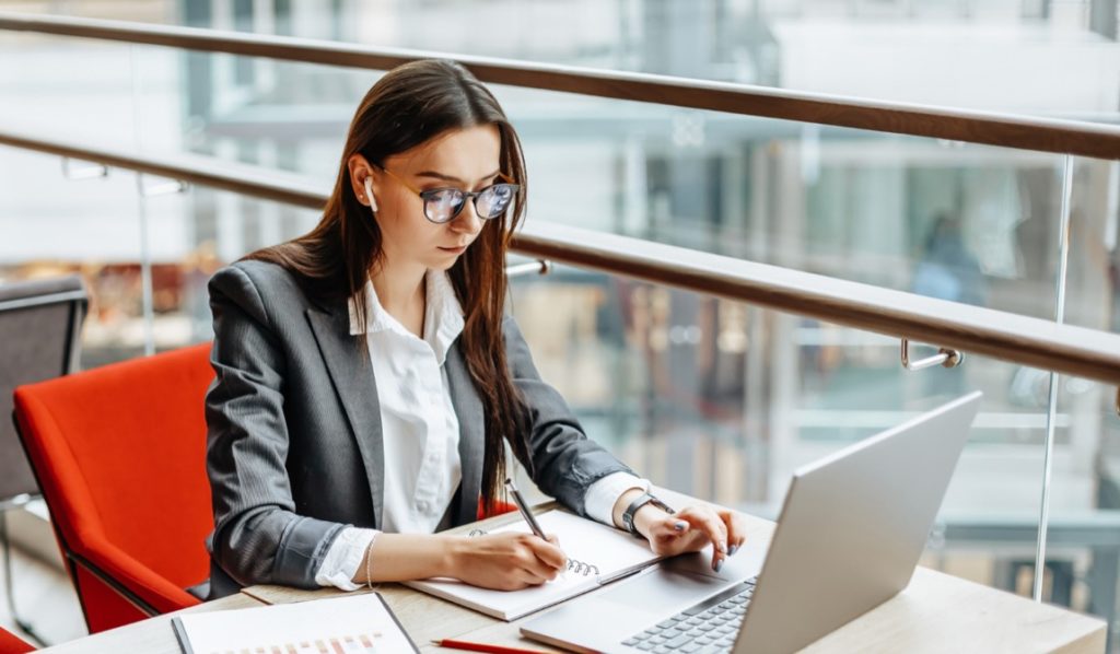 Wybór odpowiedniego laptopa biznesowego zależy więc od indywidualnych preferencji, charakteru wykonywanej pracy oraz oczekiwań względem mobilności i funkcji dodatkowych